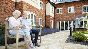 Quels sont les avantages de mettre les seniors dans une maison de retraite specialisee?